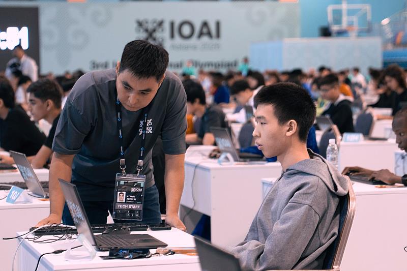 我國代表隊選手於國際人工智慧奧林匹亞競賽（IOAI 2026），表現沉穩。照片取自IOAI官方網站