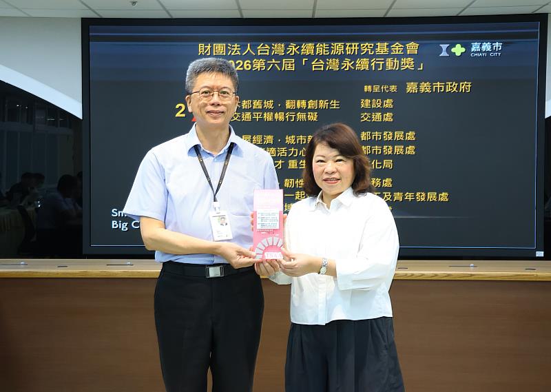 市務會議轉呈2026第6屆台灣永續行動獎獎座。