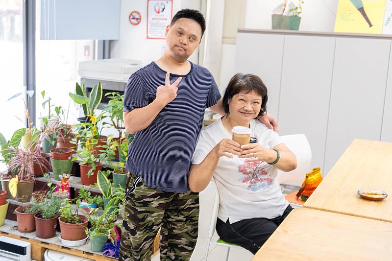 有重度唐氏症的小羽，在以利亞小作所學會製作手沖咖啡，並獻給最愛的媽媽。