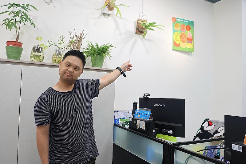 以利亞小作所鼓勵唐氏症的小羽用創作表達自我，展現自信的一面。