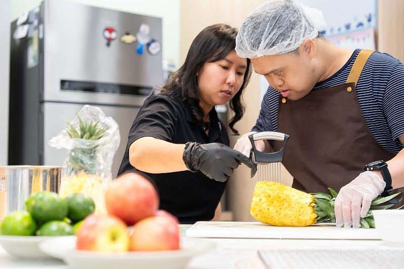 伊甸協助小羽找到合適的輔具，讓他在製作果乾時能更穩定且安全地切水果，一步步累積工作能力。