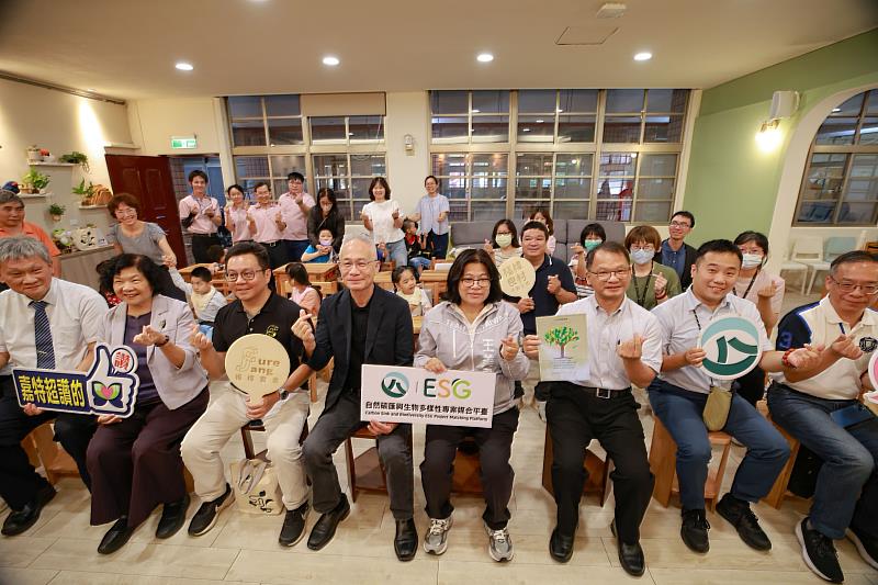 林業及自然保育署嘉義分署媒合福樟實業有限公司及國立嘉義特殊教育學校,於8日下午辦理特教友善課桌椅捐贈儀式。