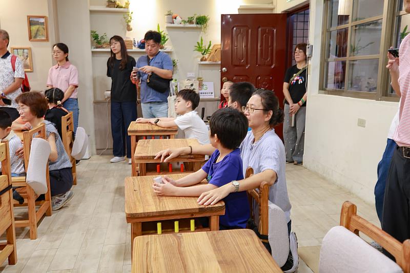 國產柳杉質地溫潤且具天然木香,能為孩子營造沉靜舒緩的學習氛圍。