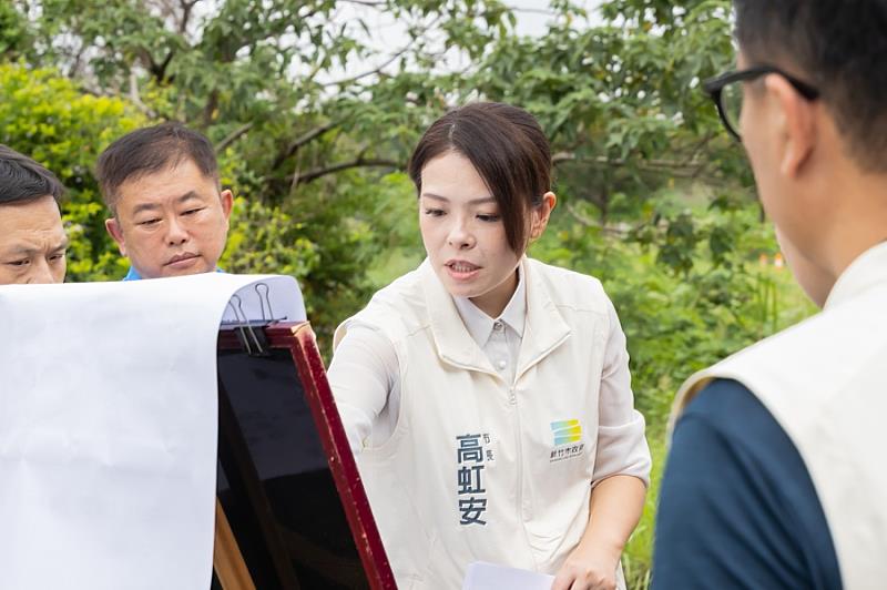 市長高虹安今(8)日受邀出席新竹市議會中國國民黨團召開台1替增設匝道會勘,實地了解現場交通環境。