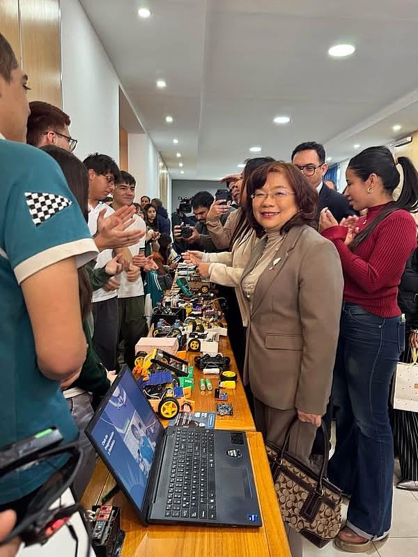 駐阿根廷代表謝妙宏（前右）日前參訪La Rioja國立大學學生科學教育成果展，聽取學生介紹作品、實驗成果及創作理念。