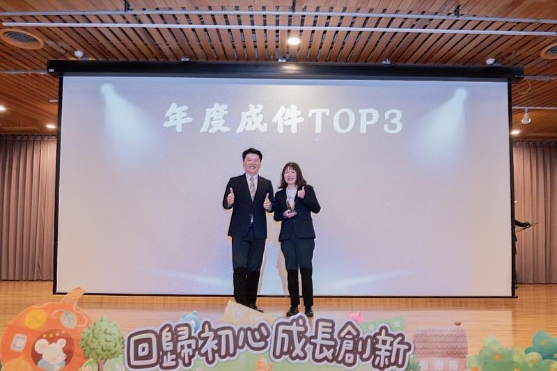 信義房屋西屯店專案經理陳鈺璇（右）入行3年多，從「菜鳥實習生」到勇奪「新秀獎」以及許多業績獎項。