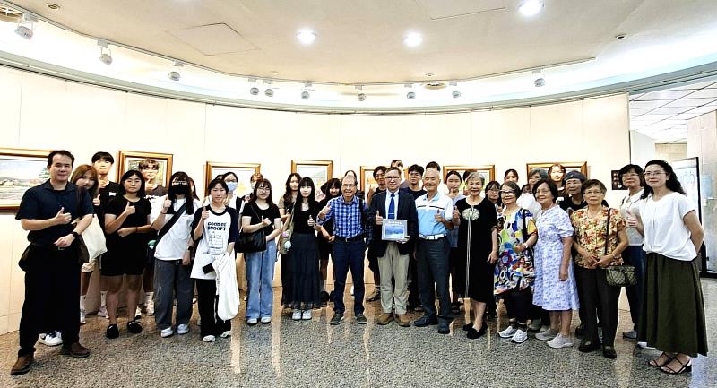「台灣的角落 Corners of Taiwan」畫展開幕式，與會貴賓與師生合影。