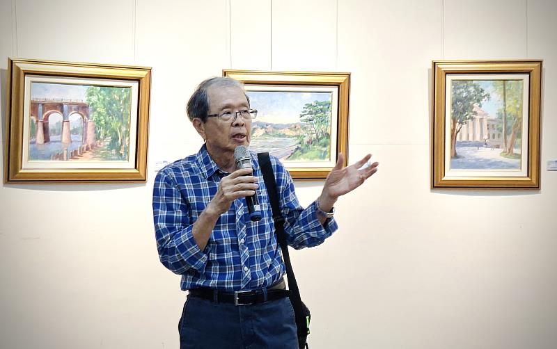 鄭子明向觀展貴賓及師生介紹「台灣的角落 Corners of Taiwan」展出作品。