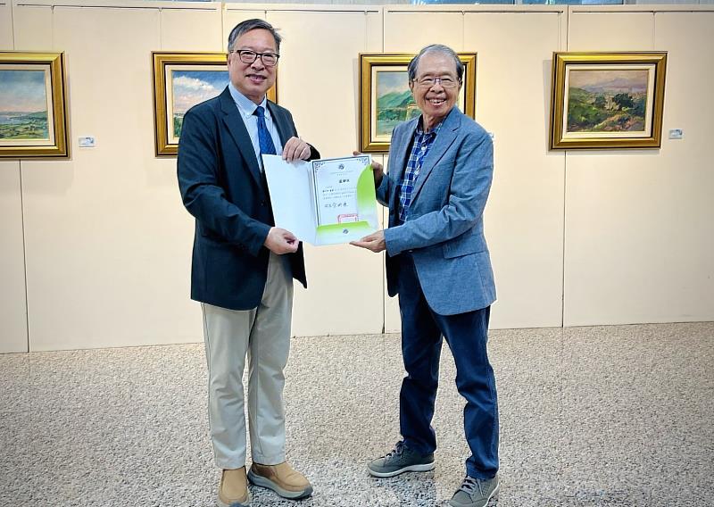 高醫大校長余明隆（左）致贈感謝狀予畫家鄭子明。