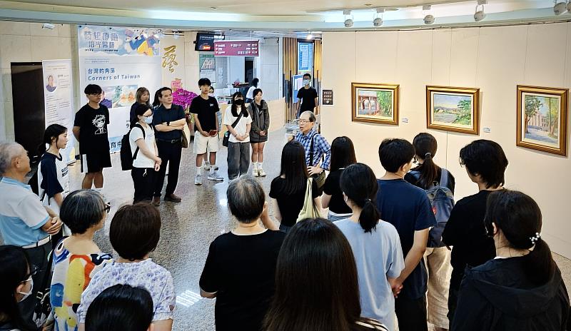 鄭子明向觀展貴賓及師生介紹「台灣的角落 Corners of Taiwan」展出作品。