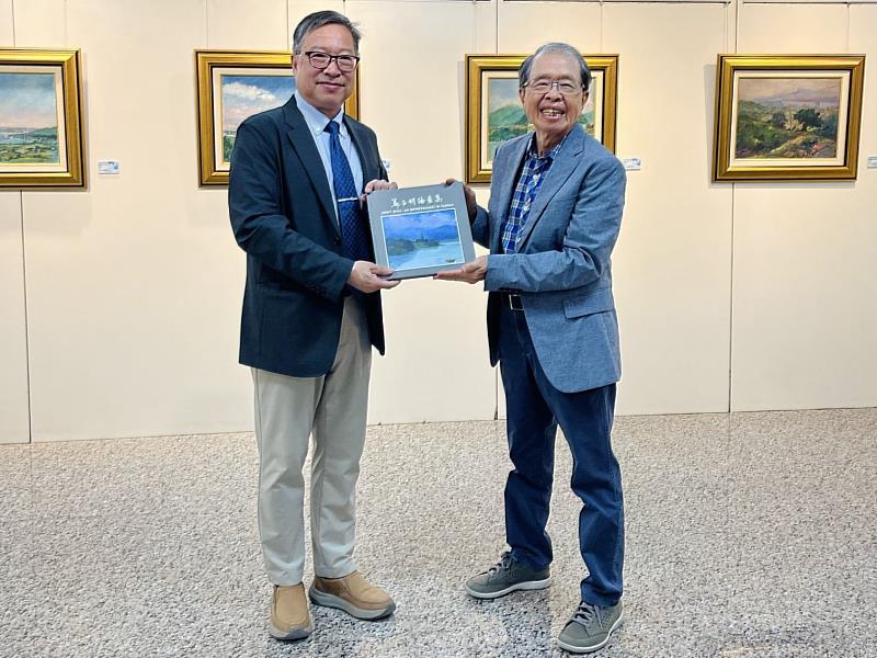 畫家鄭子明致贈畫冊予高醫大校長余明隆。