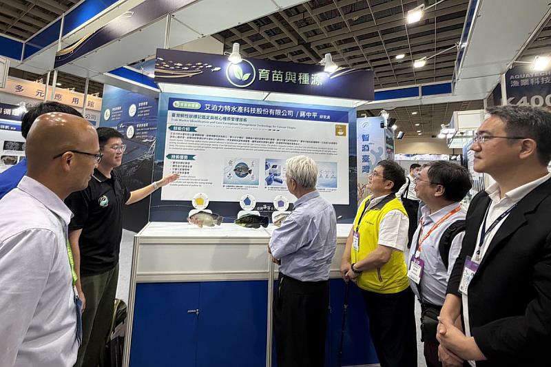 海大衍生新創艾泊力特水產科技為極端氣候下的養殖韌性提供新解方。圖中解說者為養殖系蔣中平研究員。