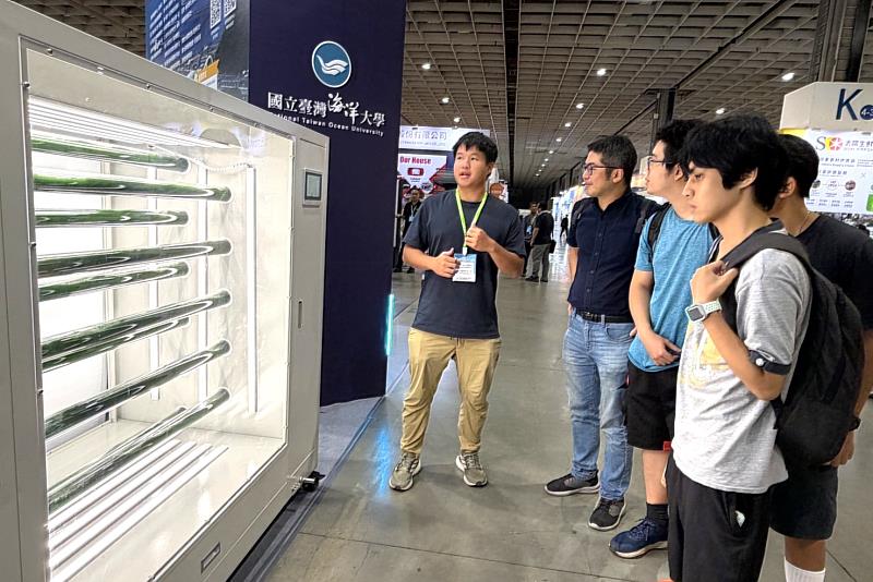 育成廠商開物生醫有限公司展出兼具提升開口餌料品質與淨化養殖尾水功能的「AI微藻光反應器」。