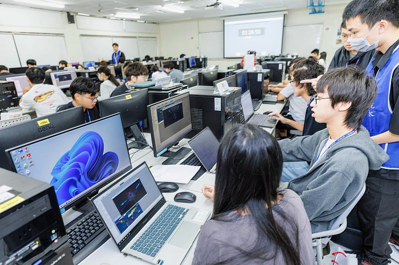 各隊使用 NASA 開發的軟體，模擬太空船的軌道機動策略，設計與驗證太空飛行任務。（圖／淡江大學提供）