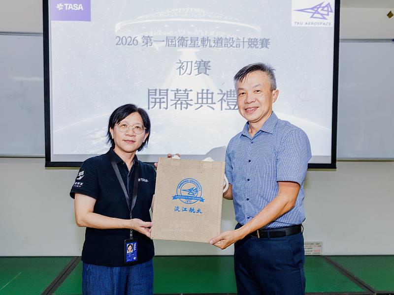 薛宏中學術副校長（右）致贈紀念品給TASA太空教育辦公室代表姜秋惠。（圖／淡江大學提供）