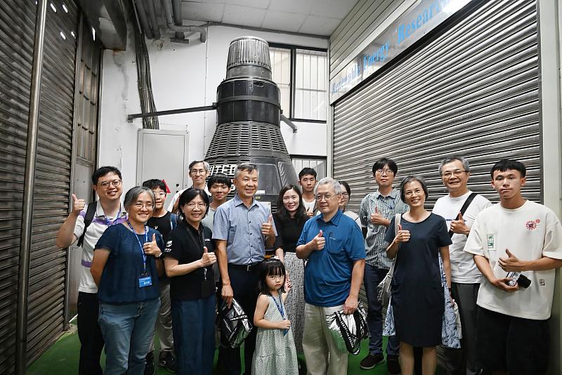 薛宏中學術副校長（左4）、TASA太空教育辦公室代表代表姜秋惠（左3）與各隊指導老師參訪美國致贈淡江航太系之「水星計畫」太空船。（圖／淡江大學提供）