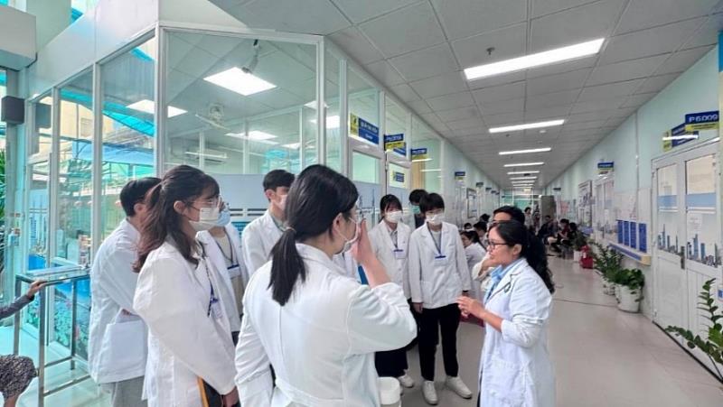 學生赴胡志明市古傳醫學醫院參訪。