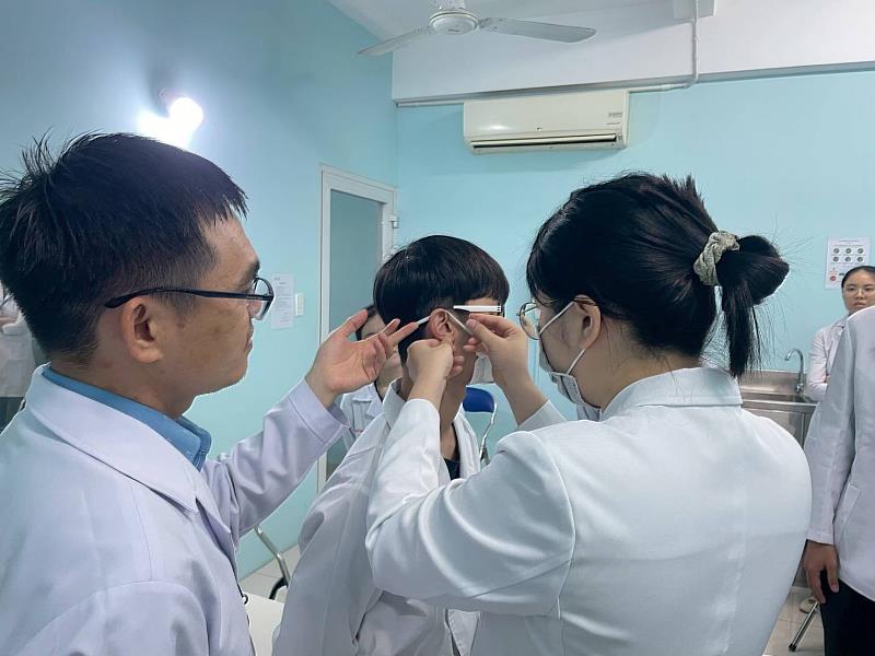 學生實際操作耳針。