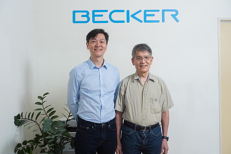 台灣貝克工業總經理林恕榮（右）及總經理特助林居本（左）。