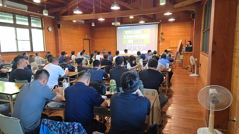 林業保育署嘉義分署今（9）日辦理「營造業一般安全衛生教育訓練」，邀集施工廠商、監造單位及分署同仁共計85人參與。