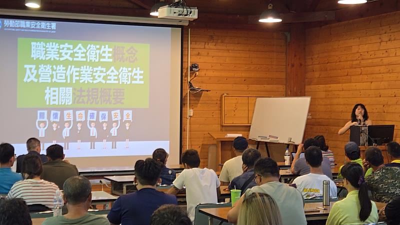 由營造業中區職業安全衛生促進會專業講師授課，深化工程人員職安知能並接軌勞動部「臺灣職安卡」政策。