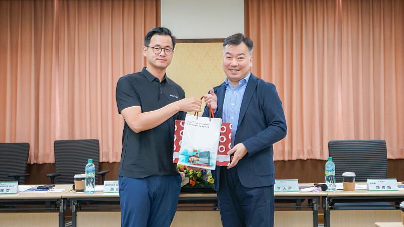 AMD A+ 研發計畫專案資深經理KC Huang（左）出席會議，並與李天祥校長（右）合影。
