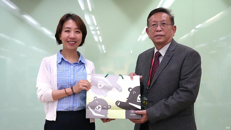 李姸慧代表僑委會致贈紀念品予考察團，由洪進興代表接受。