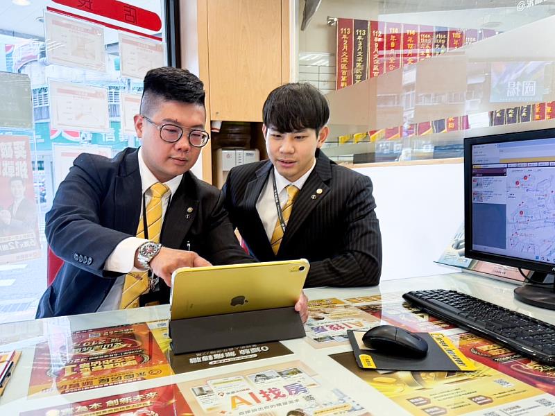 就像打電競，光看別人操作不會變強，李柏煊店長（圖左）分享，新增「實戰演練」功能後，新人可以自主特訓，上手速度大幅提升。