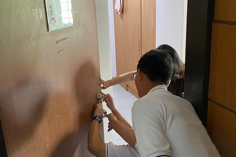 福興工作夥伴現場施作換鎖作業。