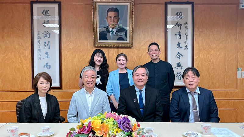 日本參議院議員、前神奈川縣知事松沢成文伉儷日前拜訪文化大學,期盼以此次交流為契機,深化雙方在教育、文化與人才培育等面向的合作。