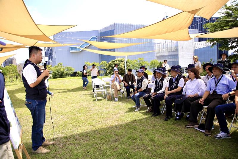 黃敏惠市長率領市府團隊參訪臺中中央公園。