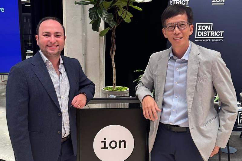 亞大資傳系副教授尤啟良(右)與Houston AI Club創辦人Leon Coe(左)於美國休士頓科技創新樞紐The Ion會場合影。