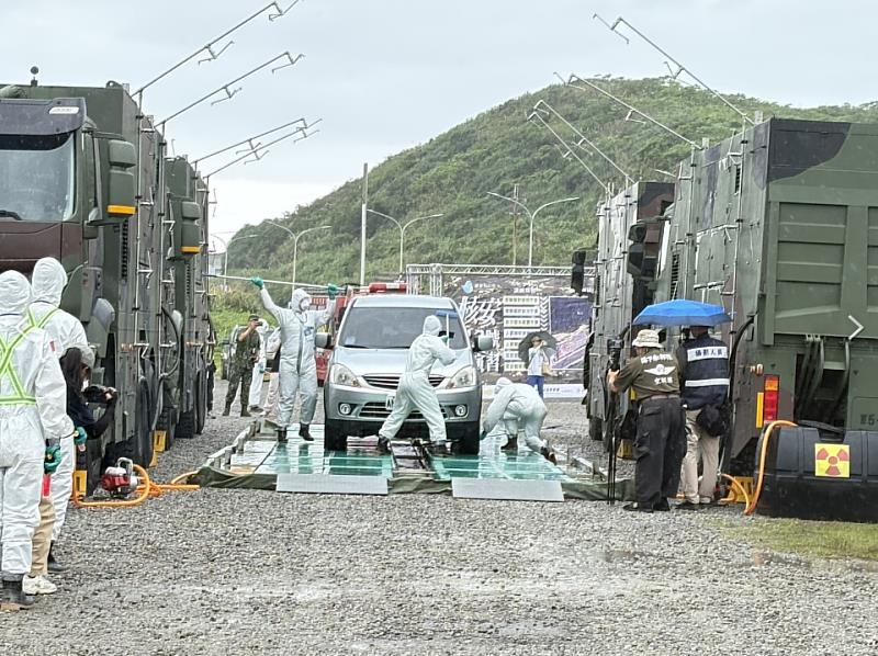 車輛除污作業。