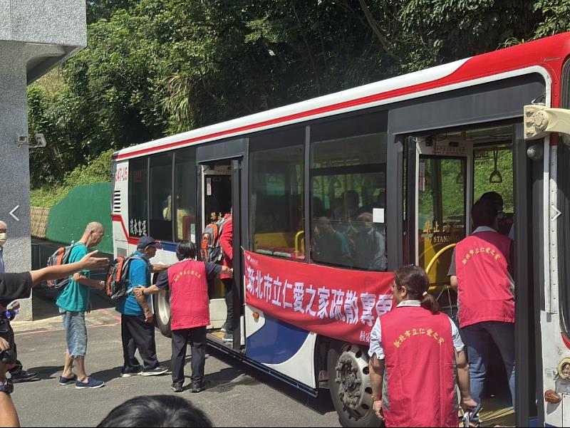 低底盤公車載運仁愛之家院民疏散。