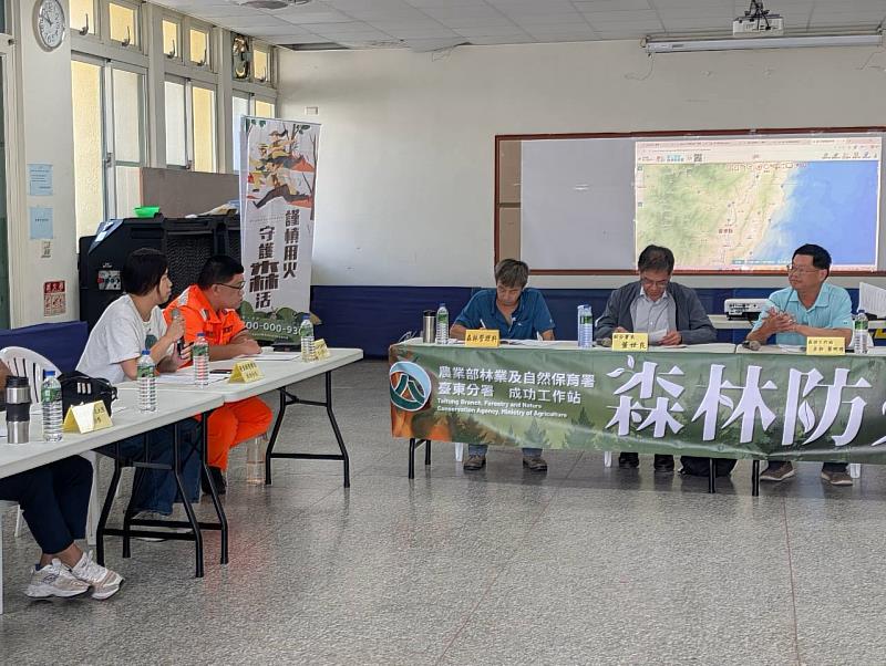 與臺東縣警局成功分局同仁交換意見。