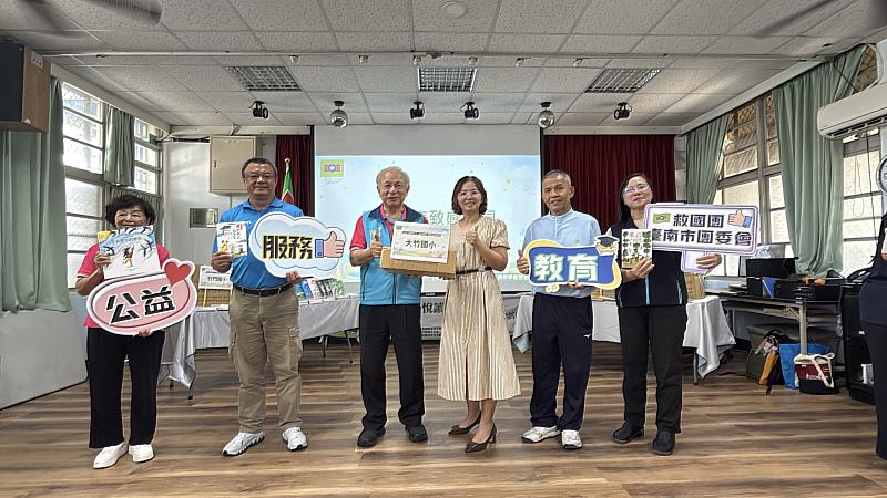 陳順章會長帶領各單位捐贈書籍給白河區5所小學。