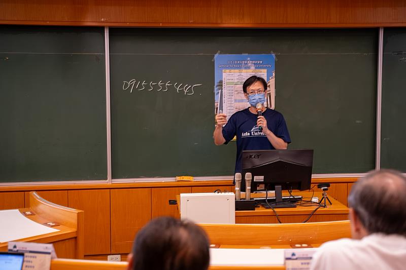 副教務長黃晉修說明教務資源與課務運作,協助新進教師快速上手。