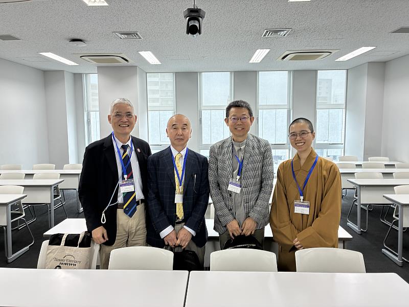 南華大學高俊雄校長（右1）赴日發表論文，深化臺日佛教學術交流，並與印佛會理事長蓑輪顯量教授（左2）、日本青山學院大學陳繼東教授（右2）及知如法師（左1）一同合影。