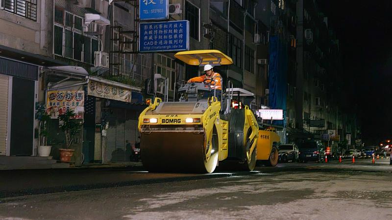 安心路平工程夜間施工情形。