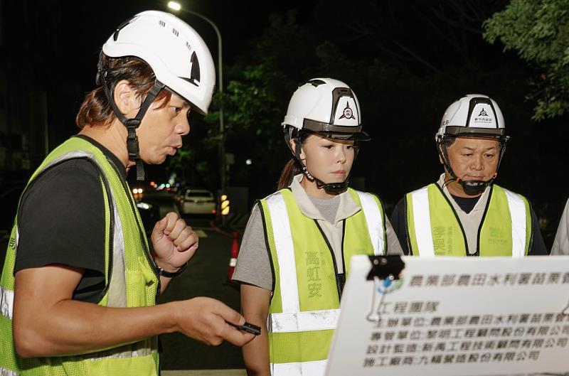 市長高虹安於今（9）日凌晨前往學府路，視察施工情形。