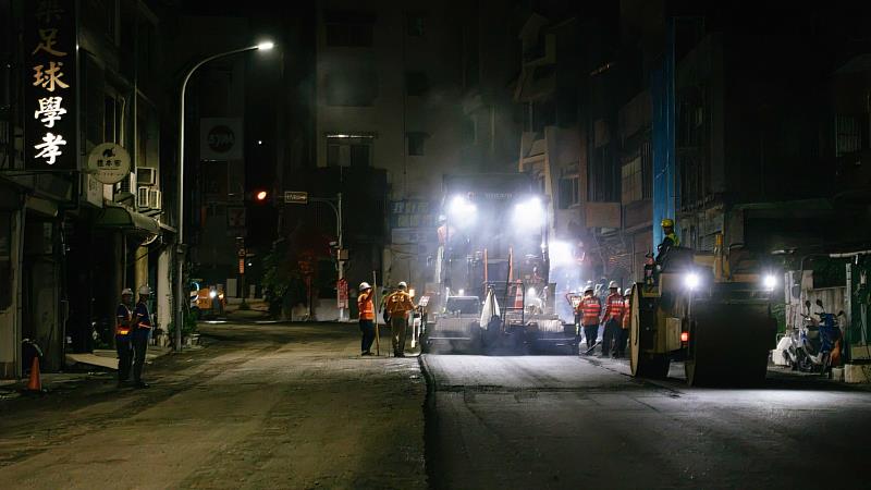 安心路平工程夜間施工情形。