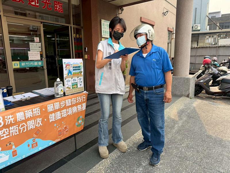 環保局人員為響應回收活動民眾進行登記。