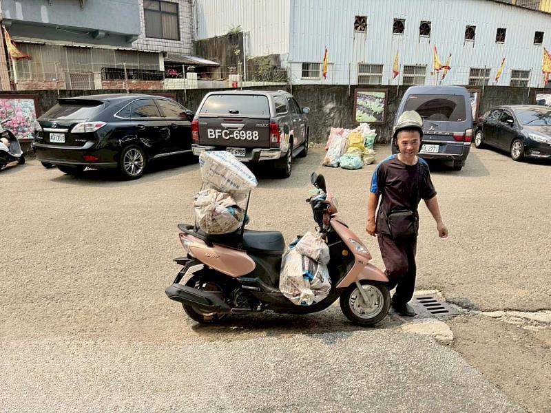 農友騎乘機車載運廢空瓶至現場參加回收。