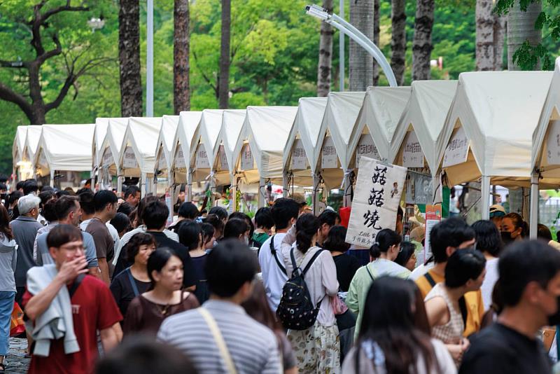 竹風好市集首週吸引2.7萬人次、創215萬元商機。