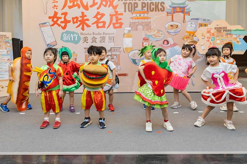 幼兒園小朋友化身美食帶來暖場表演。