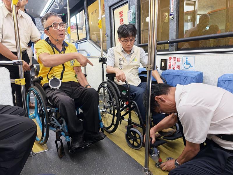 交通處長林正光參與身障者乘車體驗。