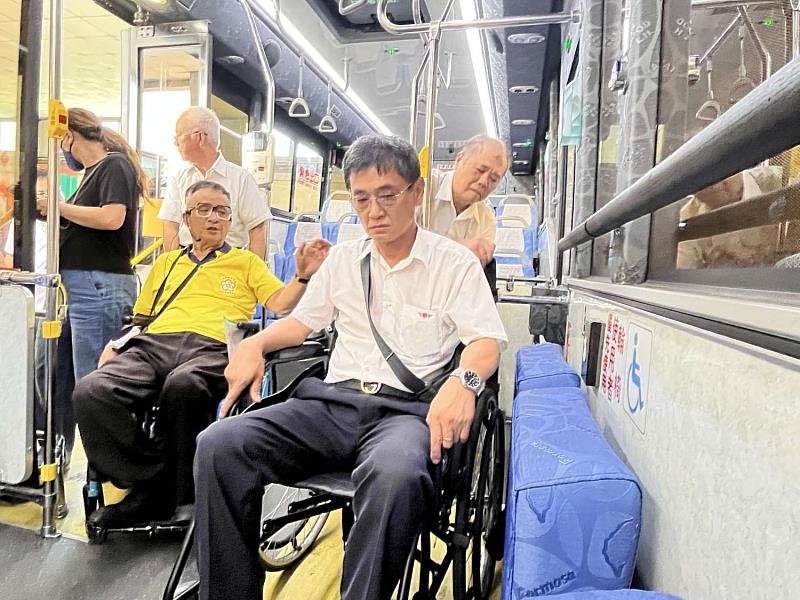 公車司機參與身障者乘車體驗。