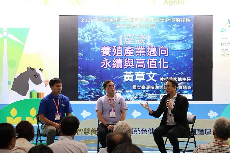 海大產學營運總中心黃章文主任(右)主持座談。