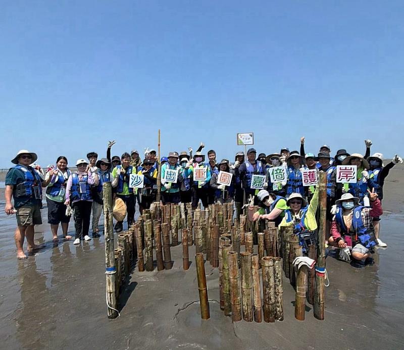 「沙」出重圍「嘉」倍護岸 嘉義縣環保局至外傘頂洲實作固砂