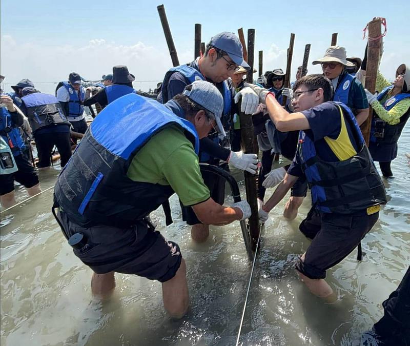 「沙」出重圍「嘉」倍護岸 嘉義縣環保局至外傘頂洲實作固砂
